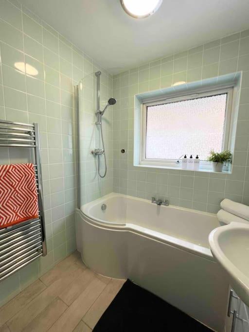 Beautiful Windsor 2 Bed, Perfect Location, 5 Mins Walk To Centre, Free Parking, Legoland, Ascot Lägenhet Exteriör bild